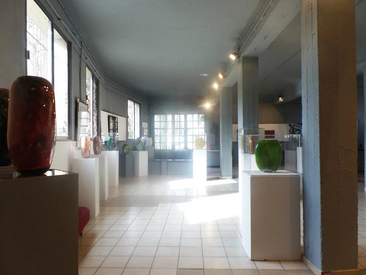 Near Cannes & Mougins art gallery 298sqm for sale with workshop &  terrace