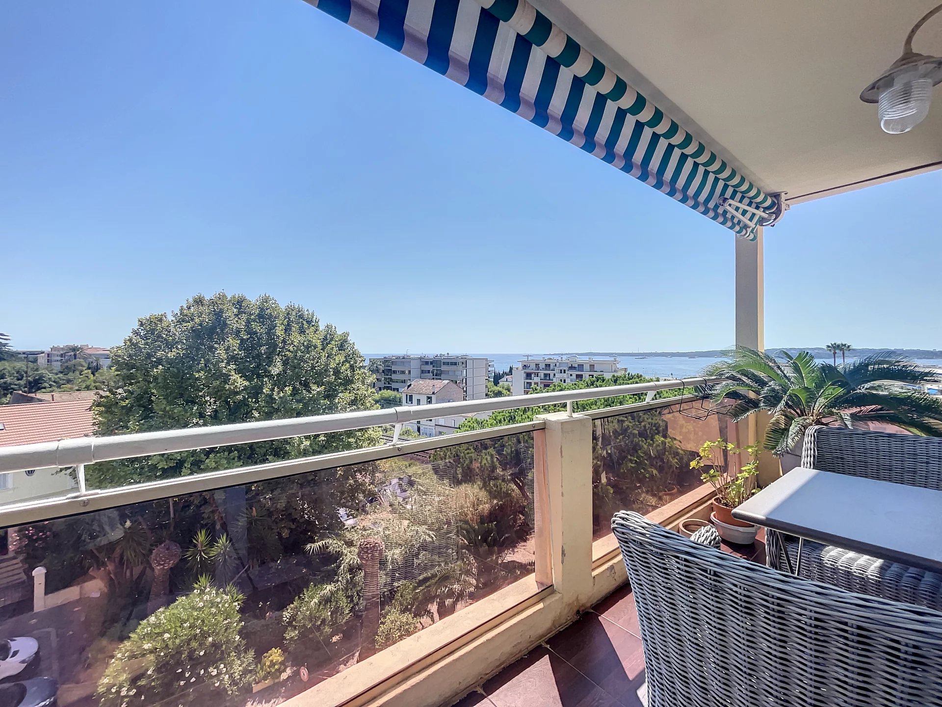 Cannes - Alexandre III: 2/3 room apartment with open sea view