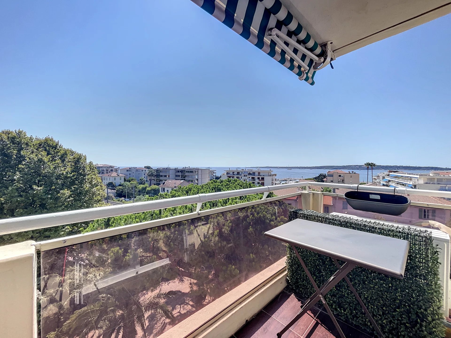 Cannes - Alexandre III: 2/3 room apartment with open sea view