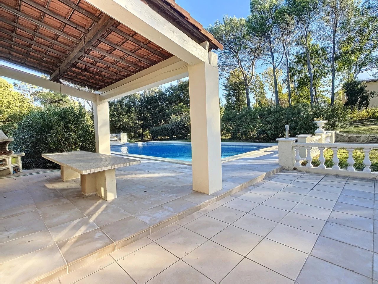 Beautifully renovated villa with large pool on 8,000 m2 plot