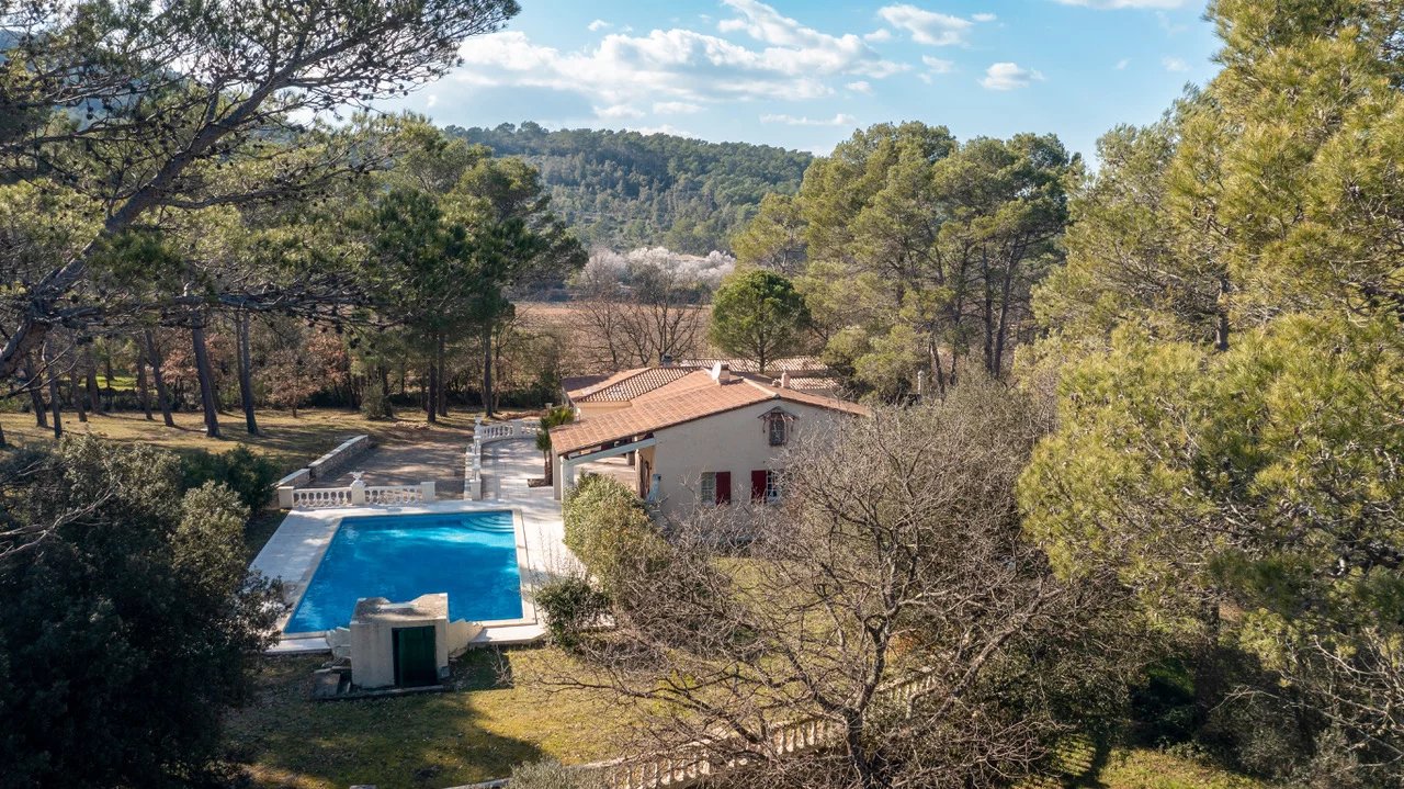 Villa magnifiquement rénovée avec grande piscine sur un terrain de 8 000 m2