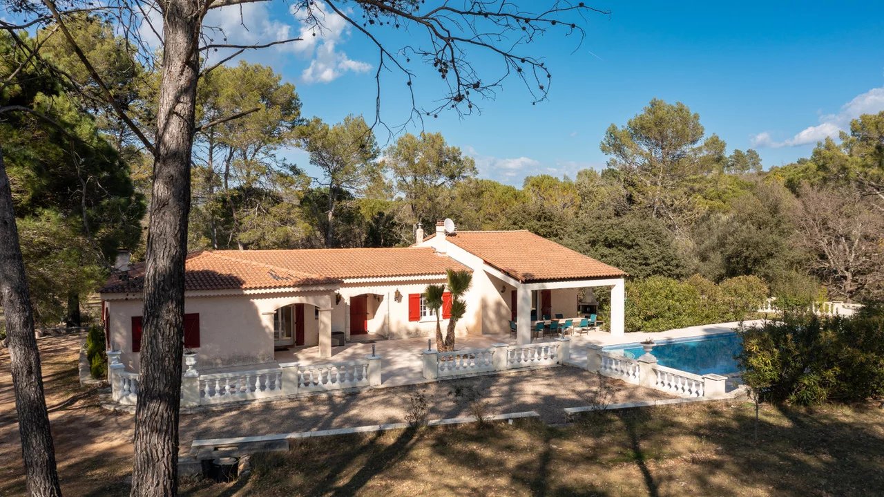 Villa magnifiquement rénovée avec grande piscine sur un terrain de 8 000 m2