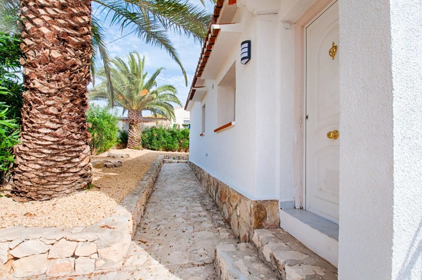 Very well maintained villa with beautiful sea views