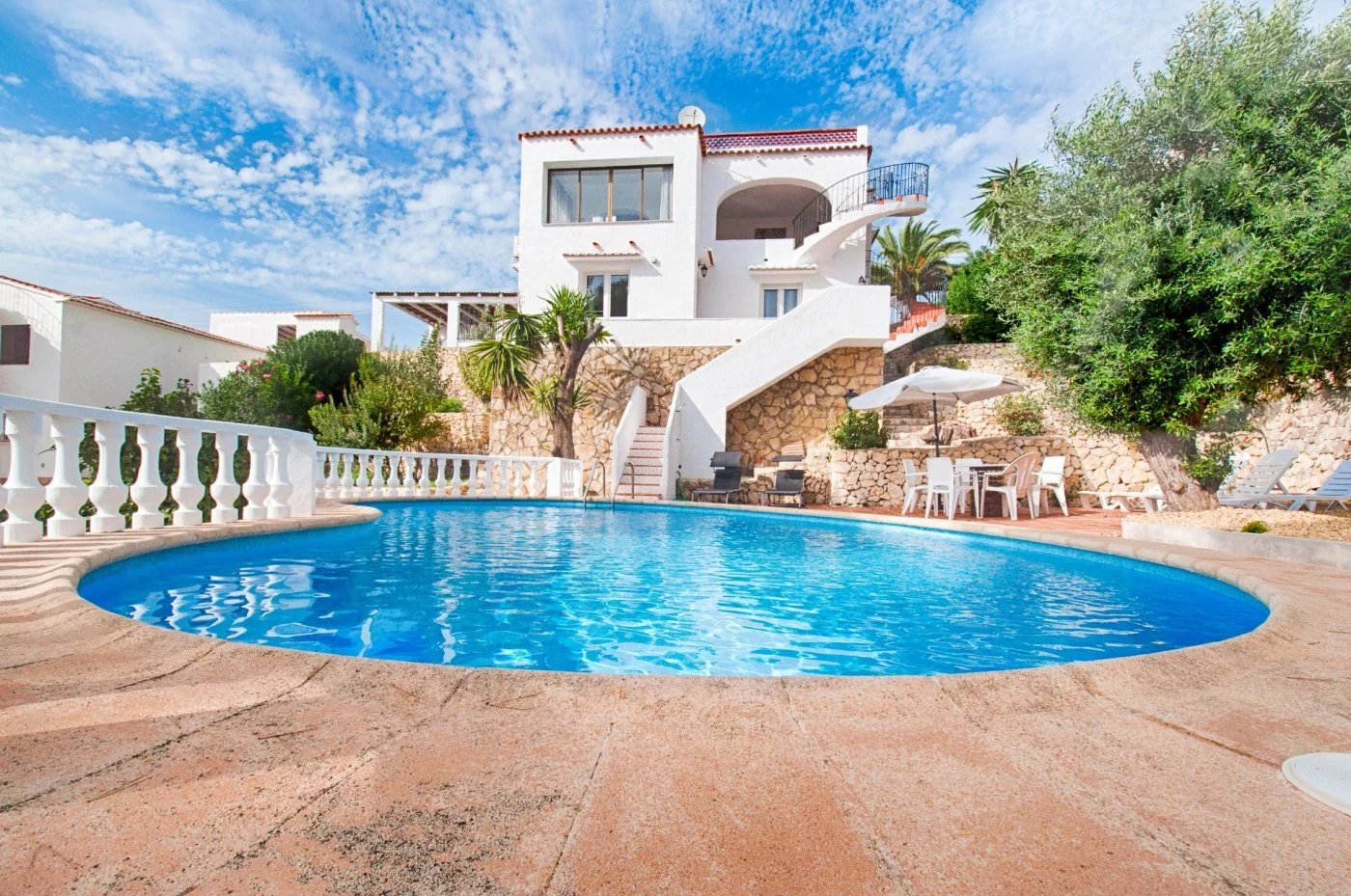 Very well maintained villa with beautiful sea views