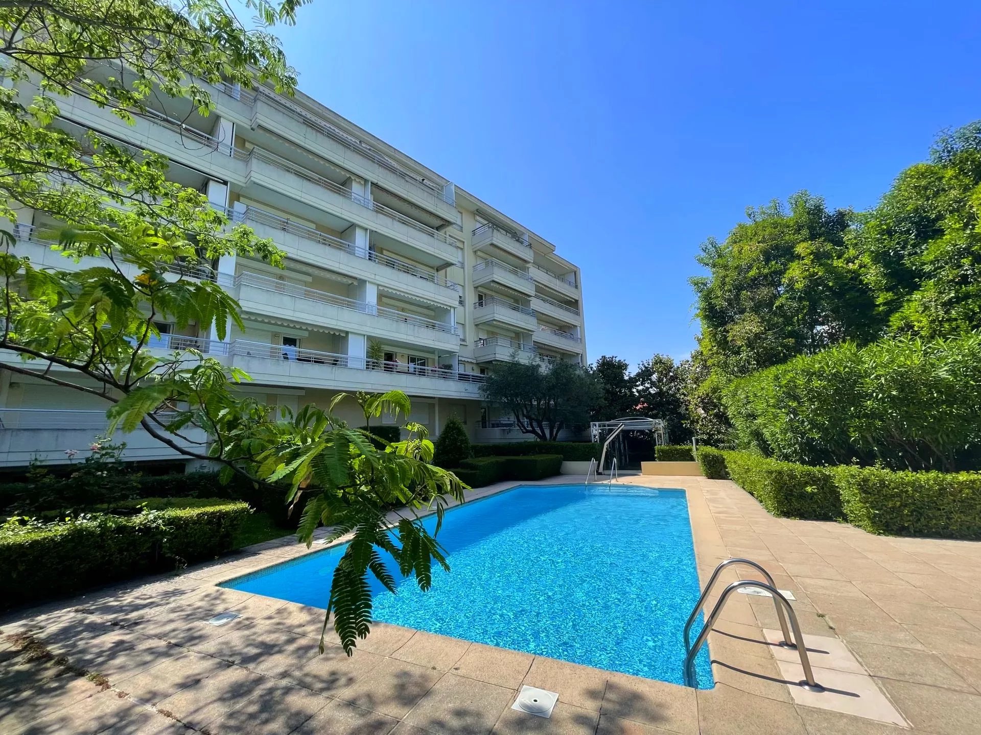 CANNES SALE APARTMENT 3P NEAR CENTER AND BEACHES. SWIMMING POOL IN RESIDENCE