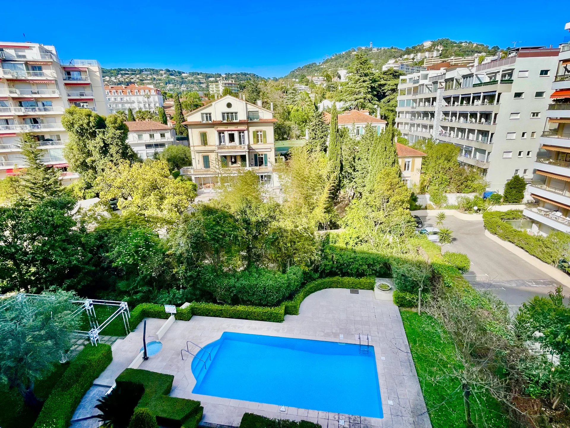 CANNES SALE APARTMENT 3P NEAR CENTER AND BEACHES. SWIMMING POOL IN RESIDENCE