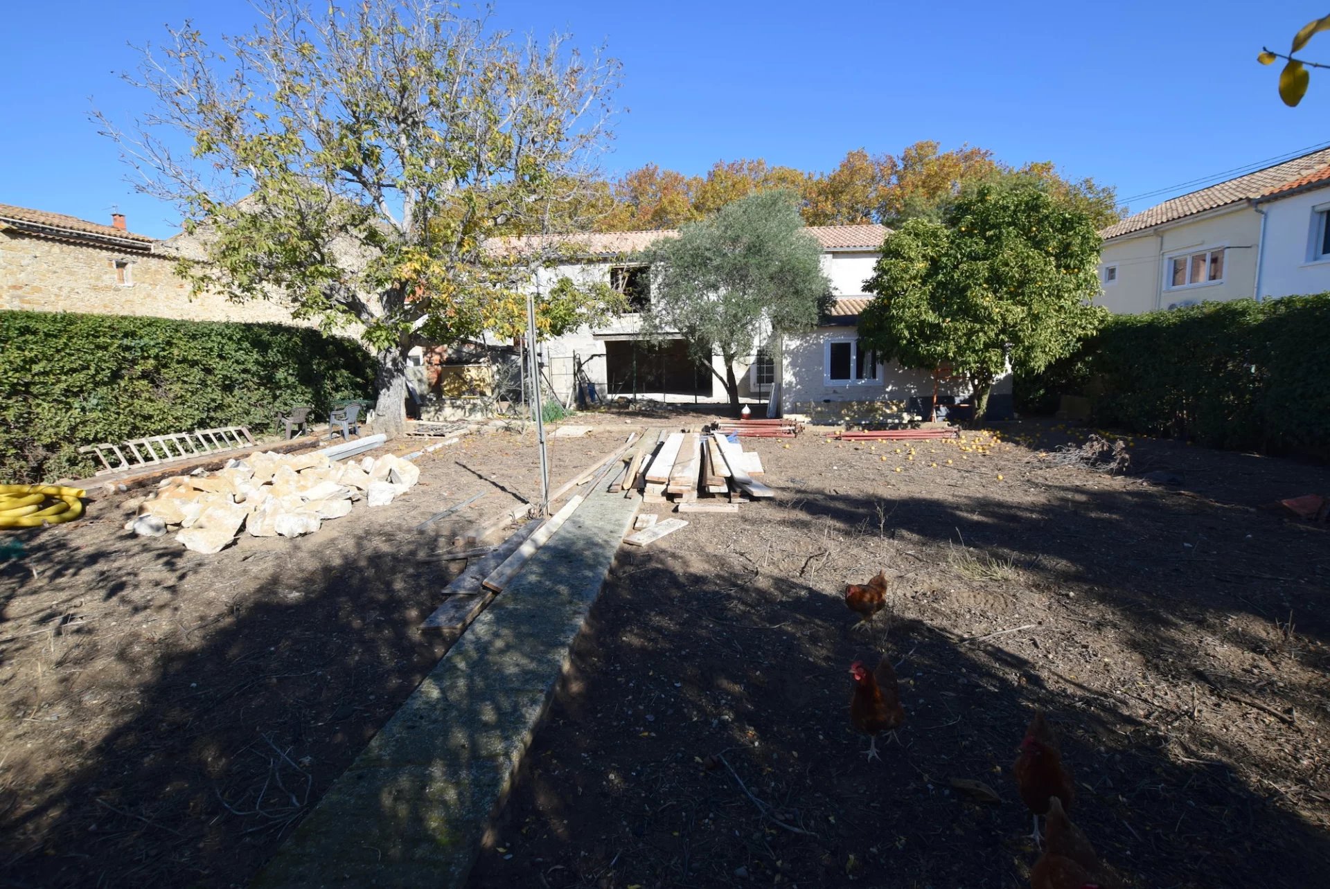 Maison en pierre avec jardin