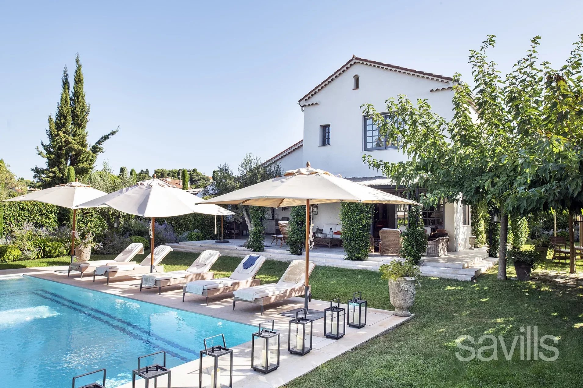 A charming villa with an independent bedroom