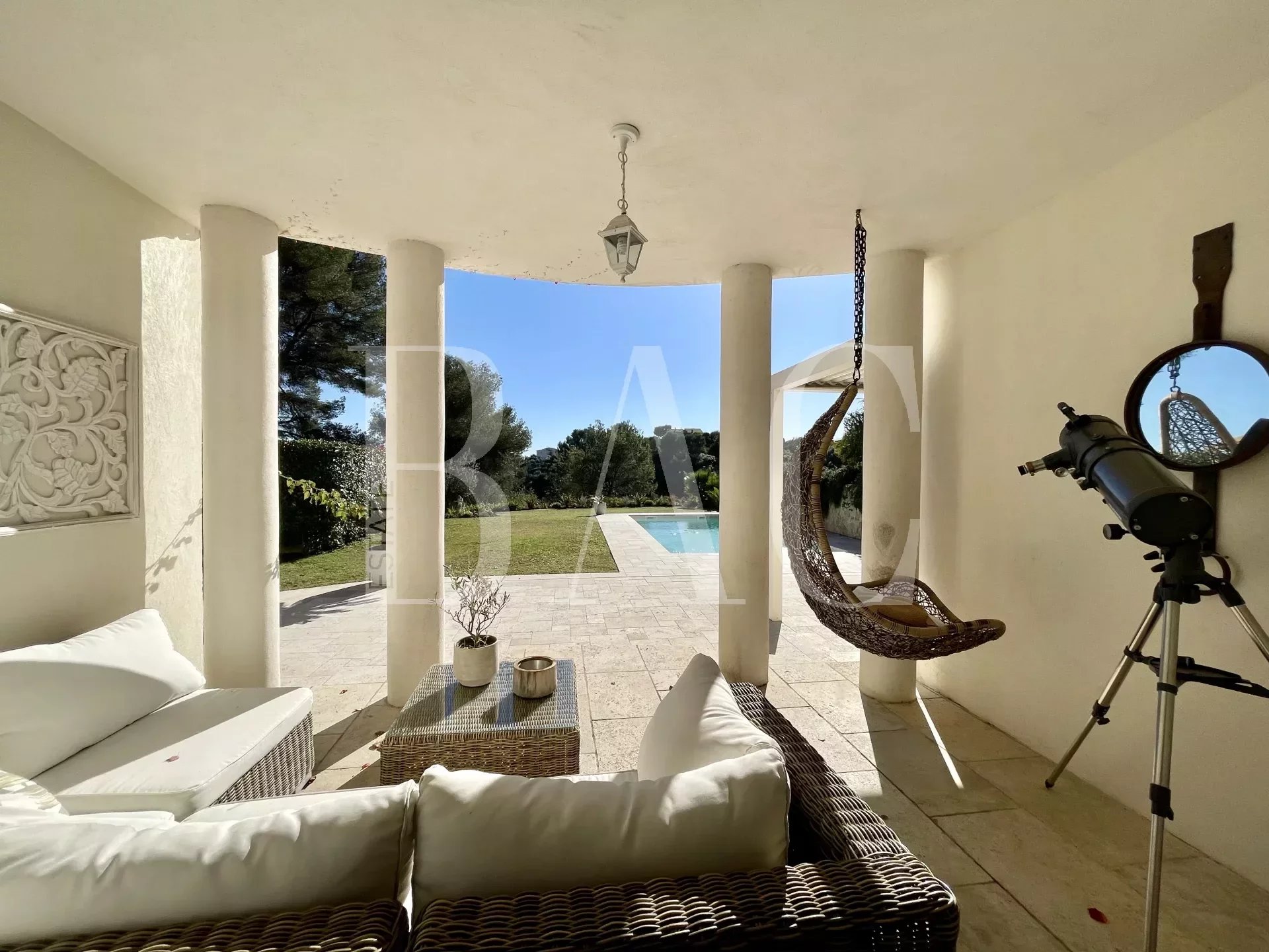 Saint-Paul-de-Vence, quiet villa with open view.