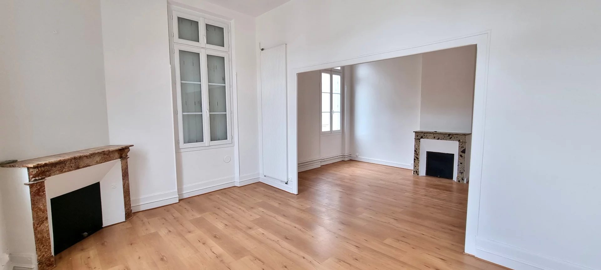 CENTRE VILLE   : APPARTEMENT BOURGEOIS RENOVE AVEC GARAGE