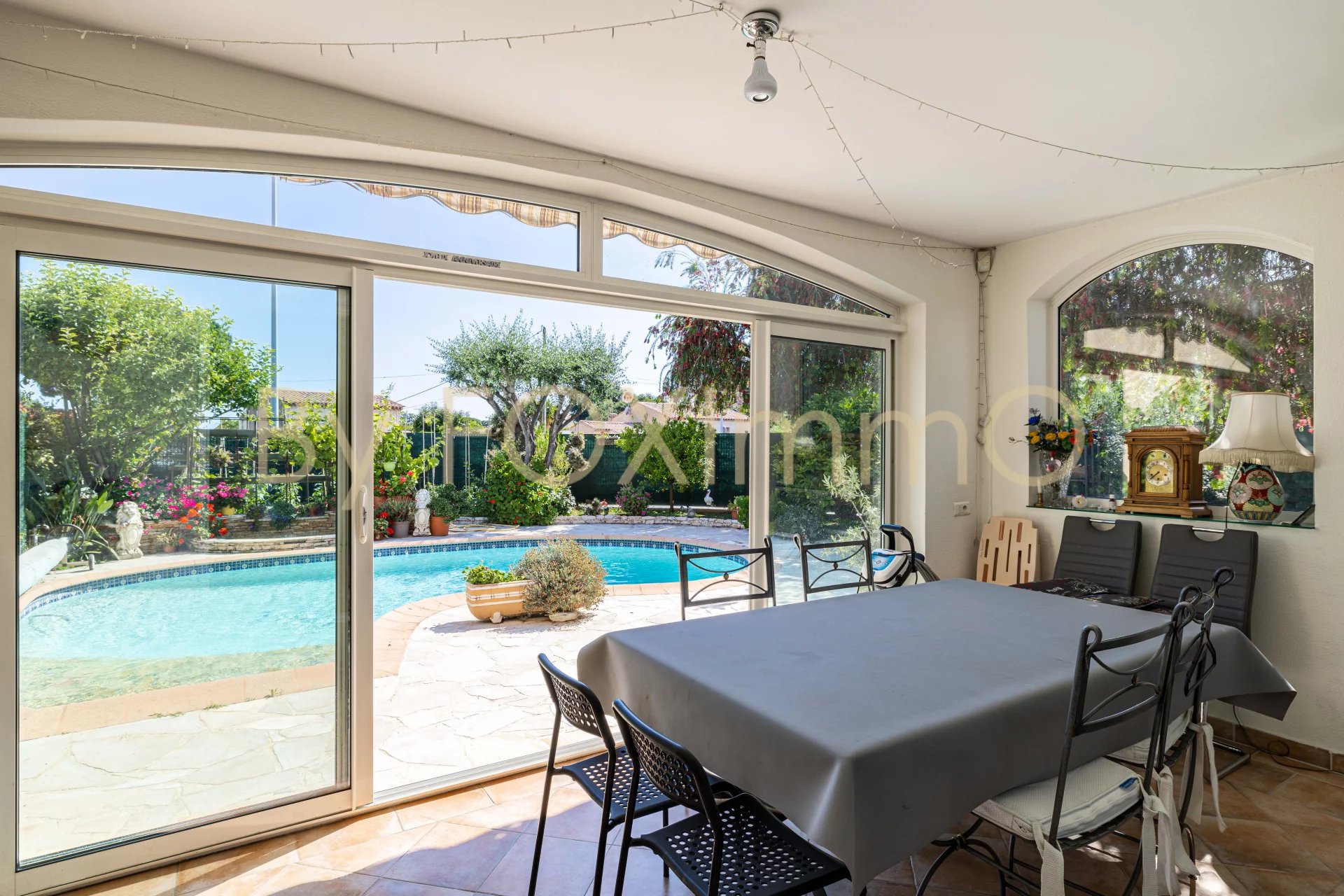 A vendre sur la Côte d'Azur, magnifique maison de 6 pièces avec piscine, garage, parking et abri camping car
