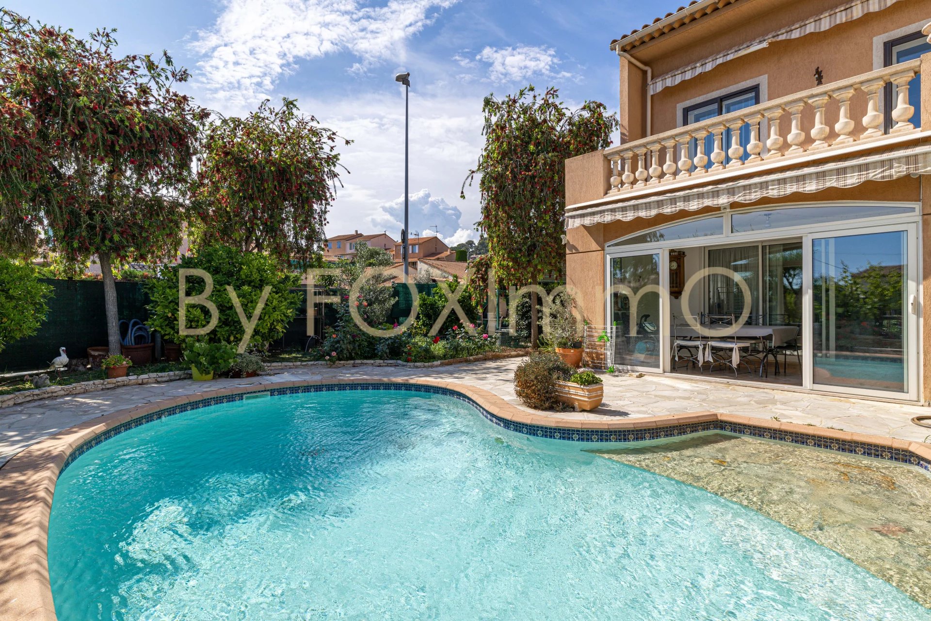 In vendita in Costa Azzurra, magnifica casa di 6 locali con piscina, garage, parcheggio e ricovero per camper