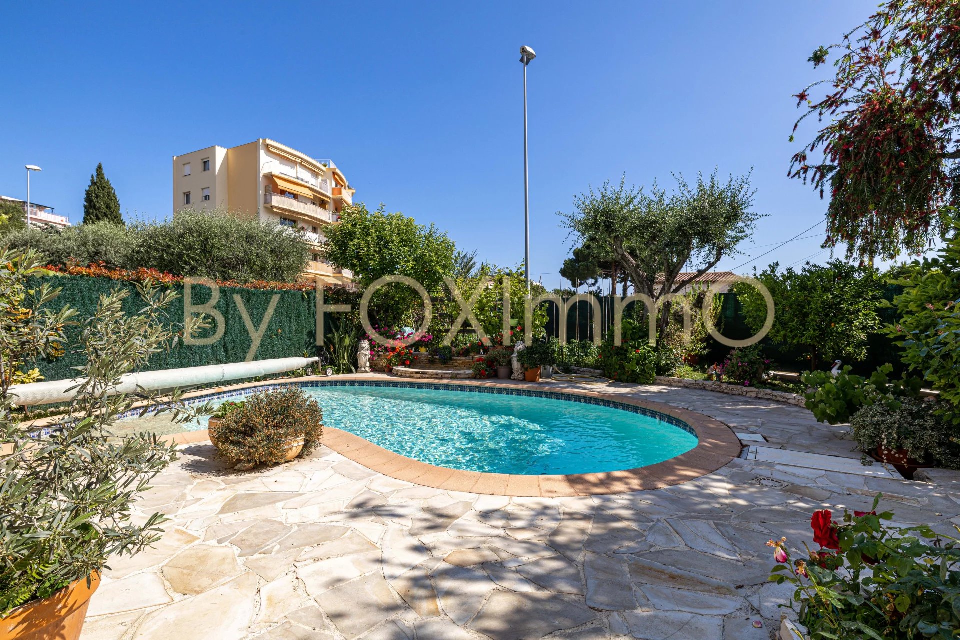 A vendre sur la Côte d'Azur, magnifique maison de 6 pièces avec piscine, garage, parking et abri camping car