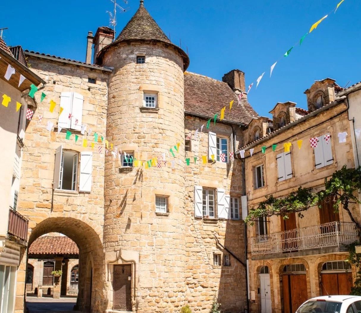 Charming little château, in the heart of a mediaeval town