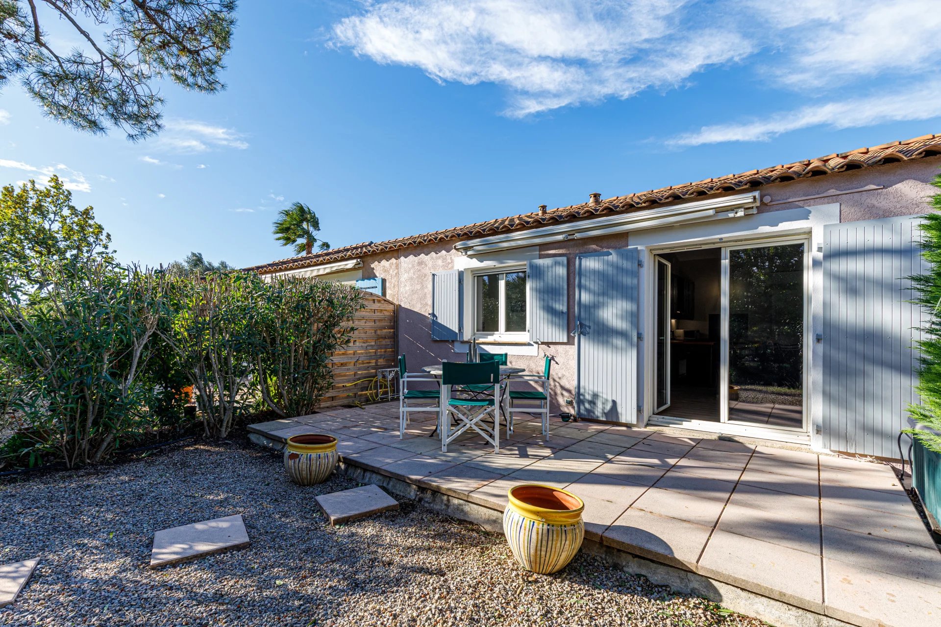 Maison jumelée de plain-pied, résidence sécurisée, piscine, proche golf, Roquebrune-sur-Argens