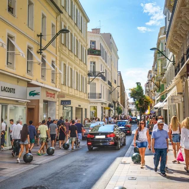 VENTE MUR: Cannes "Banane" visible du centre de la rue d'Antibes