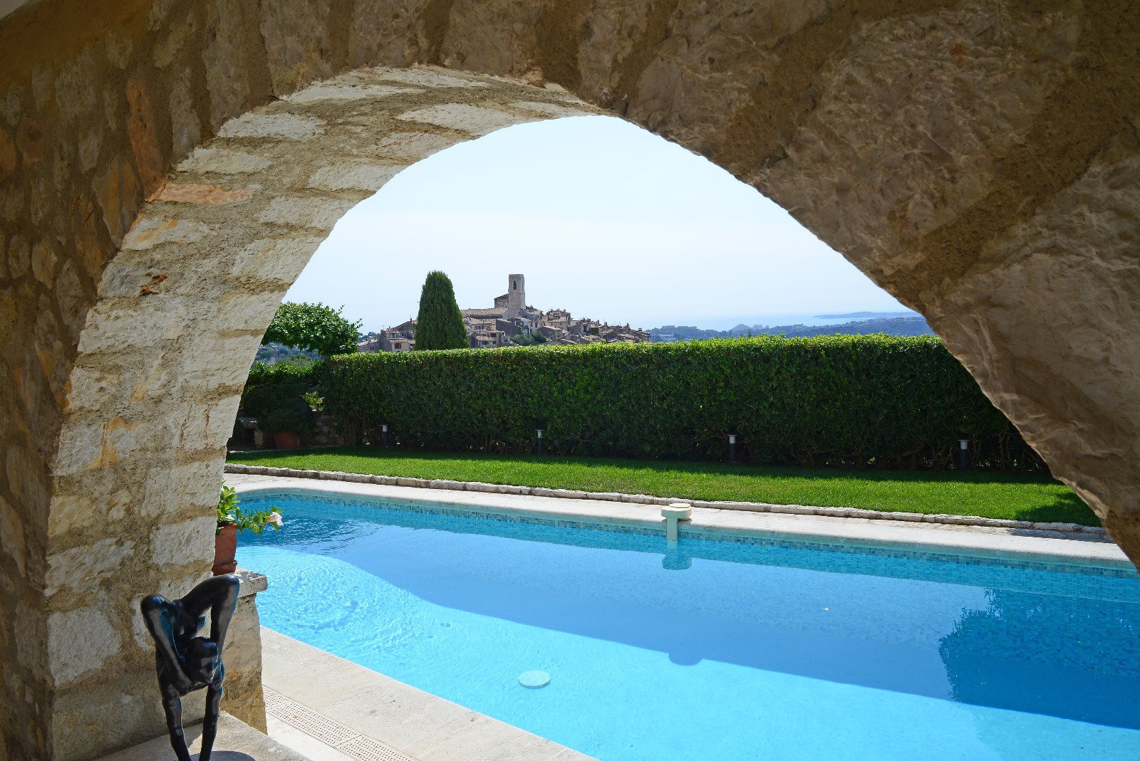 Stone built property near the village, luxuriously renovated, with a beautiful view of the Cap d'Antibes