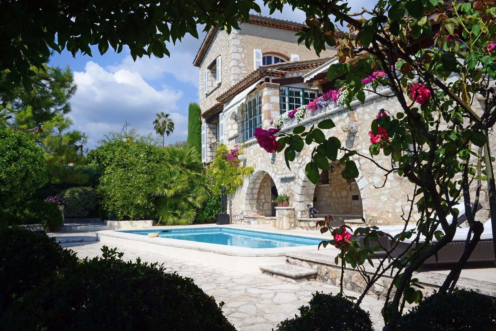 Stone built property near the village, luxuriously renovated, with a beautiful view of the Cap d'Antibes