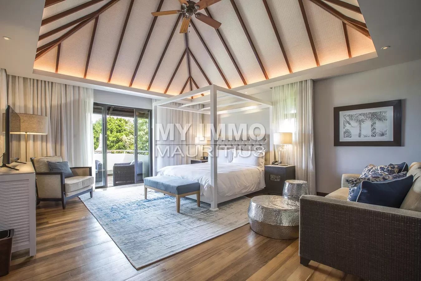 5 bedroom villa with sea view