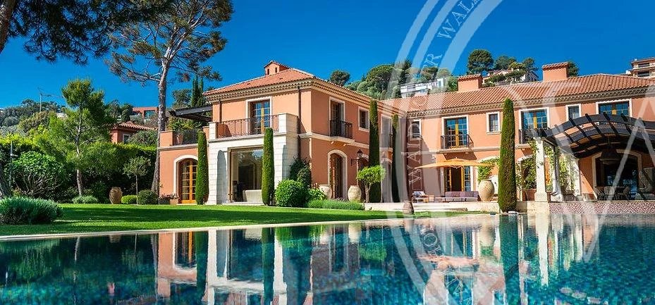 Exclusive waterfront mansion in Saint Jean Cap Ferrat with direct access to the sea