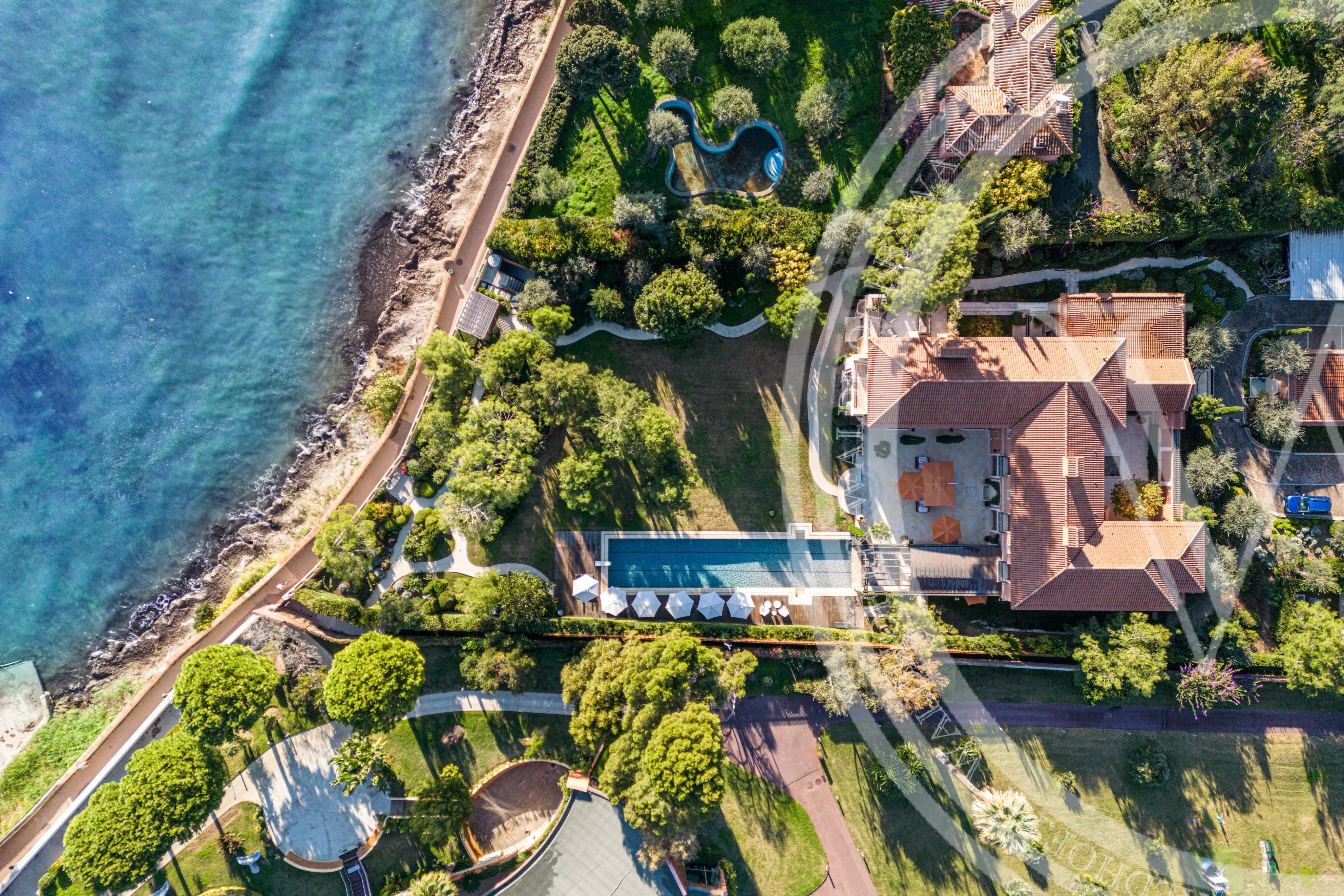 Exclusive waterfront mansion in Saint Jean Cap Ferrat with direct access to the sea