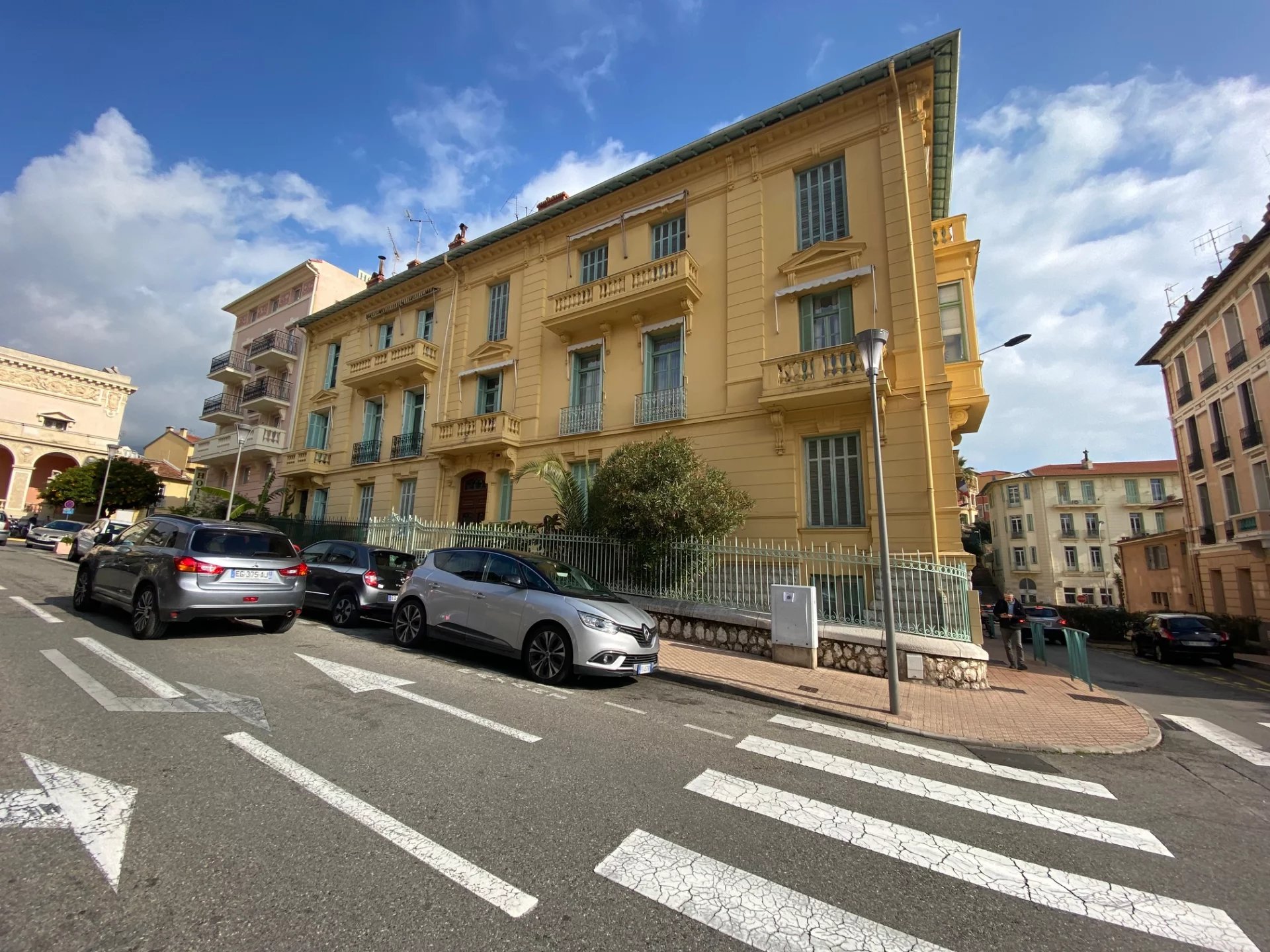 MENTON CENTRE - 4 PIECES AVEC COUR DE 40 M² - CAVE