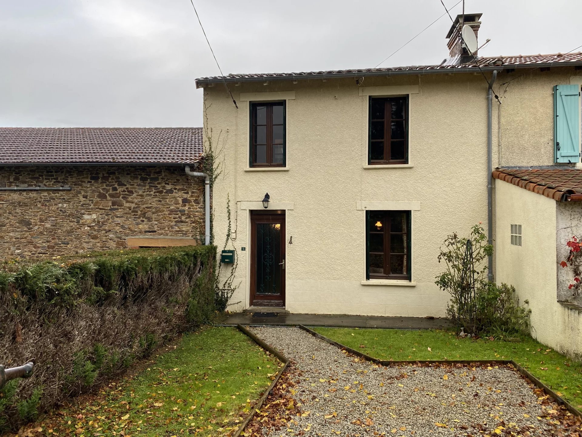 A really lovely 2 bedroom, 2 bathroom house in small hamlet (10 min walk to small town)