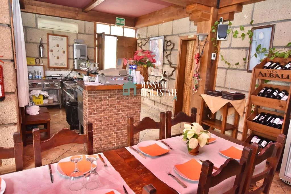 Propriété répartie sur deux étages actuellement aménagée en restaurant dédié à la cuisine canarienne indigène à Vera de Erques (Guía de Isora)