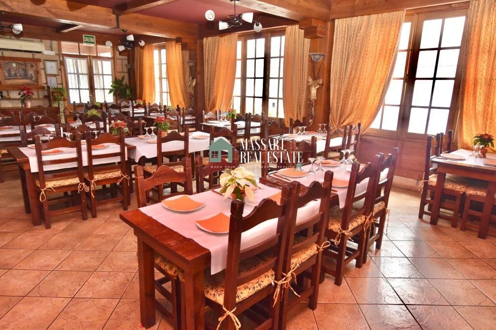 Proprietà distribuita su due piani attualmente condizionata come ristorante dedicato alla cucina nativa delle Canarie a Vera de Erques (Guía de Isora).