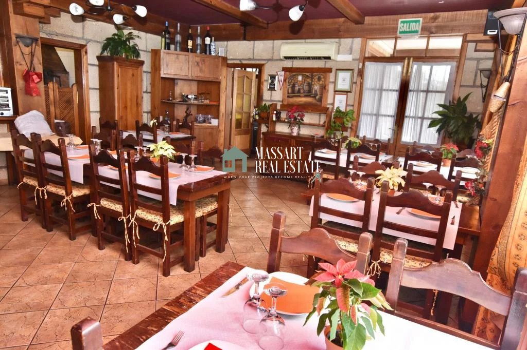 Proprietà distribuita su due piani attualmente condizionata come ristorante dedicato alla cucina nativa delle Canarie a Vera de Erques (Guía de Isora).
