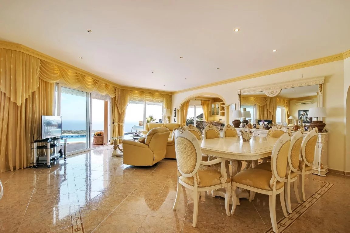 Belle villa espagnole avec vue panoramique sur la mer
