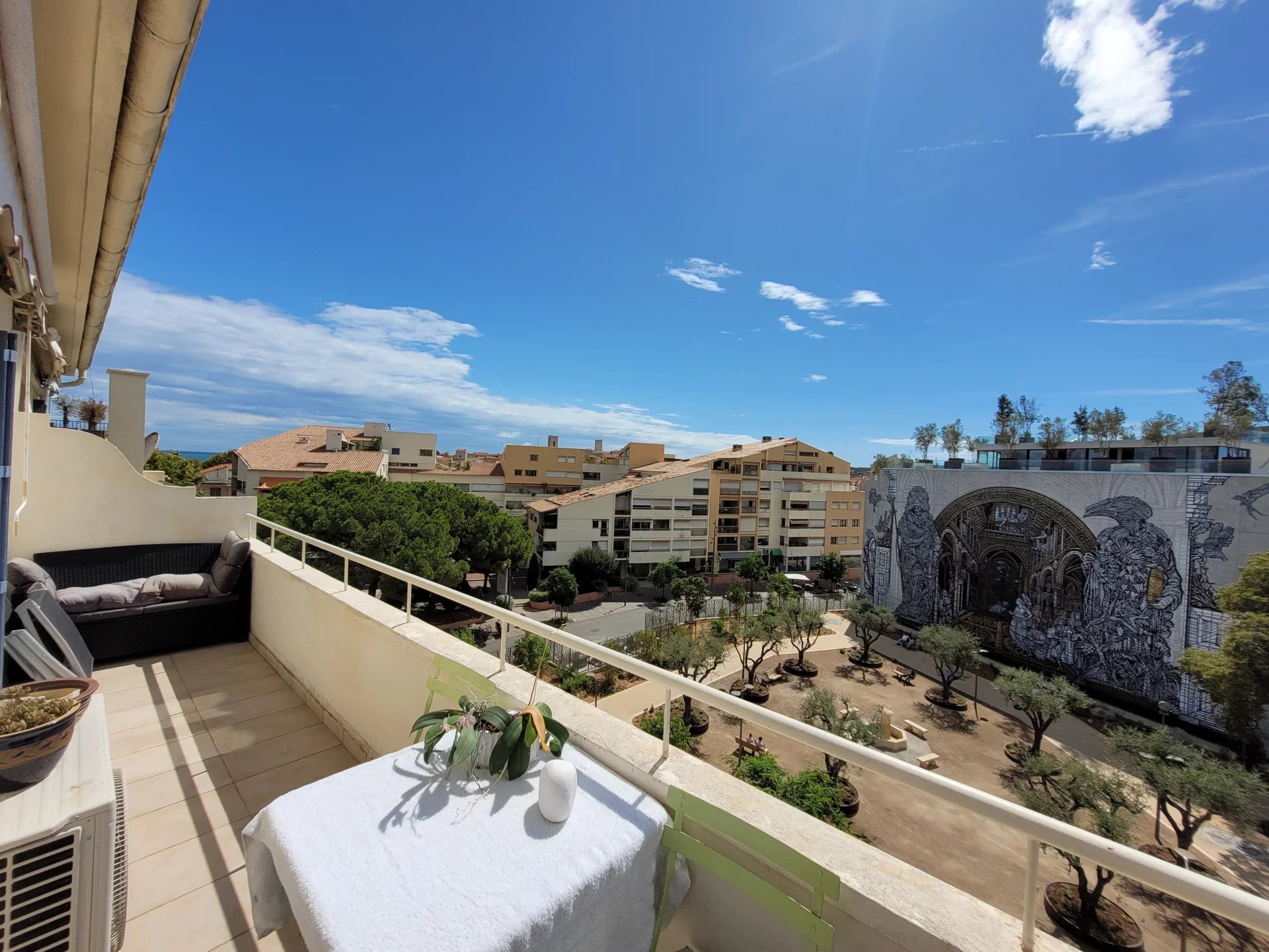 Old town Antibes 2 bed 45m2 Port top-Floor stunning views