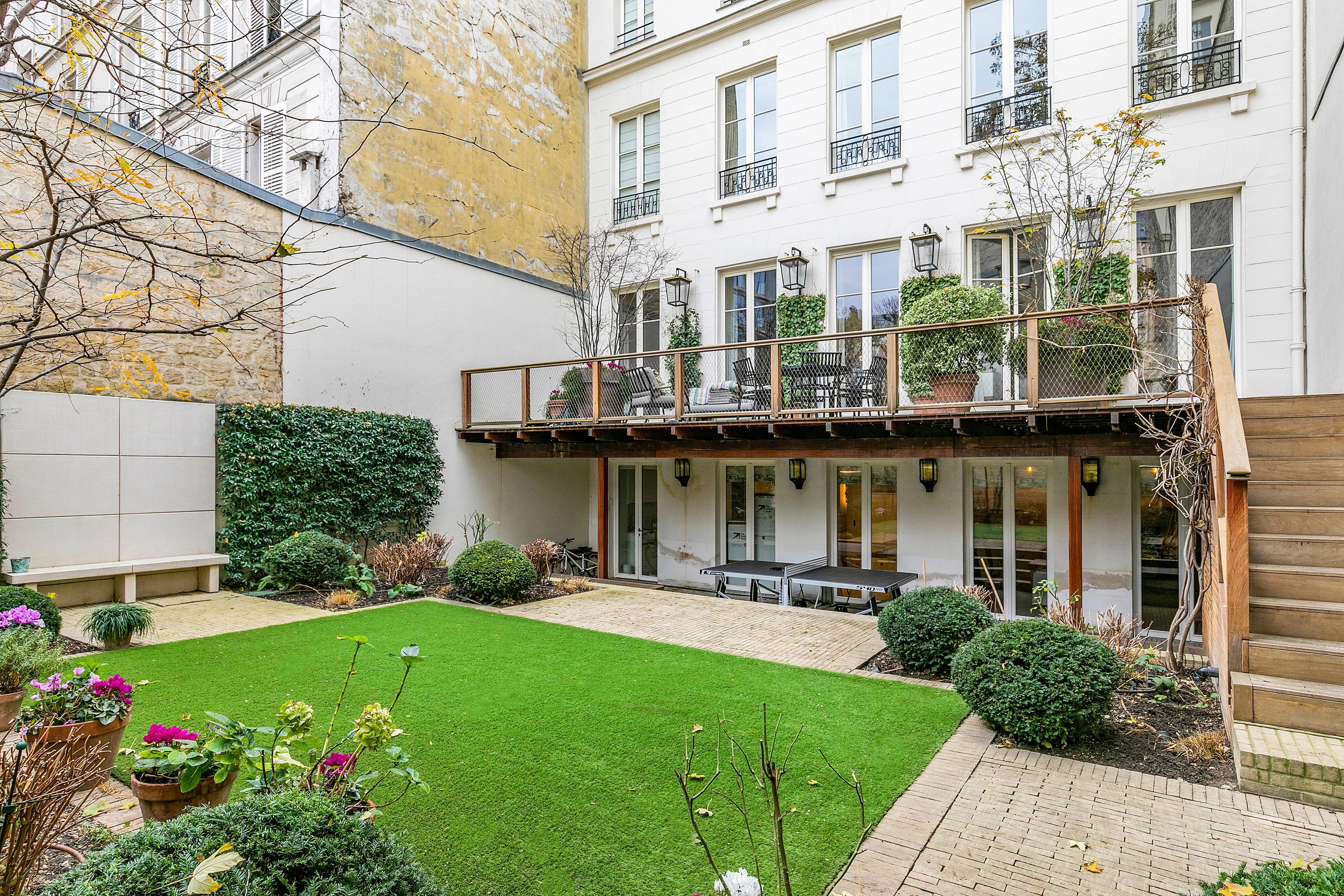 Paris 8th District – A magnificent private mansion with a garden and terrace