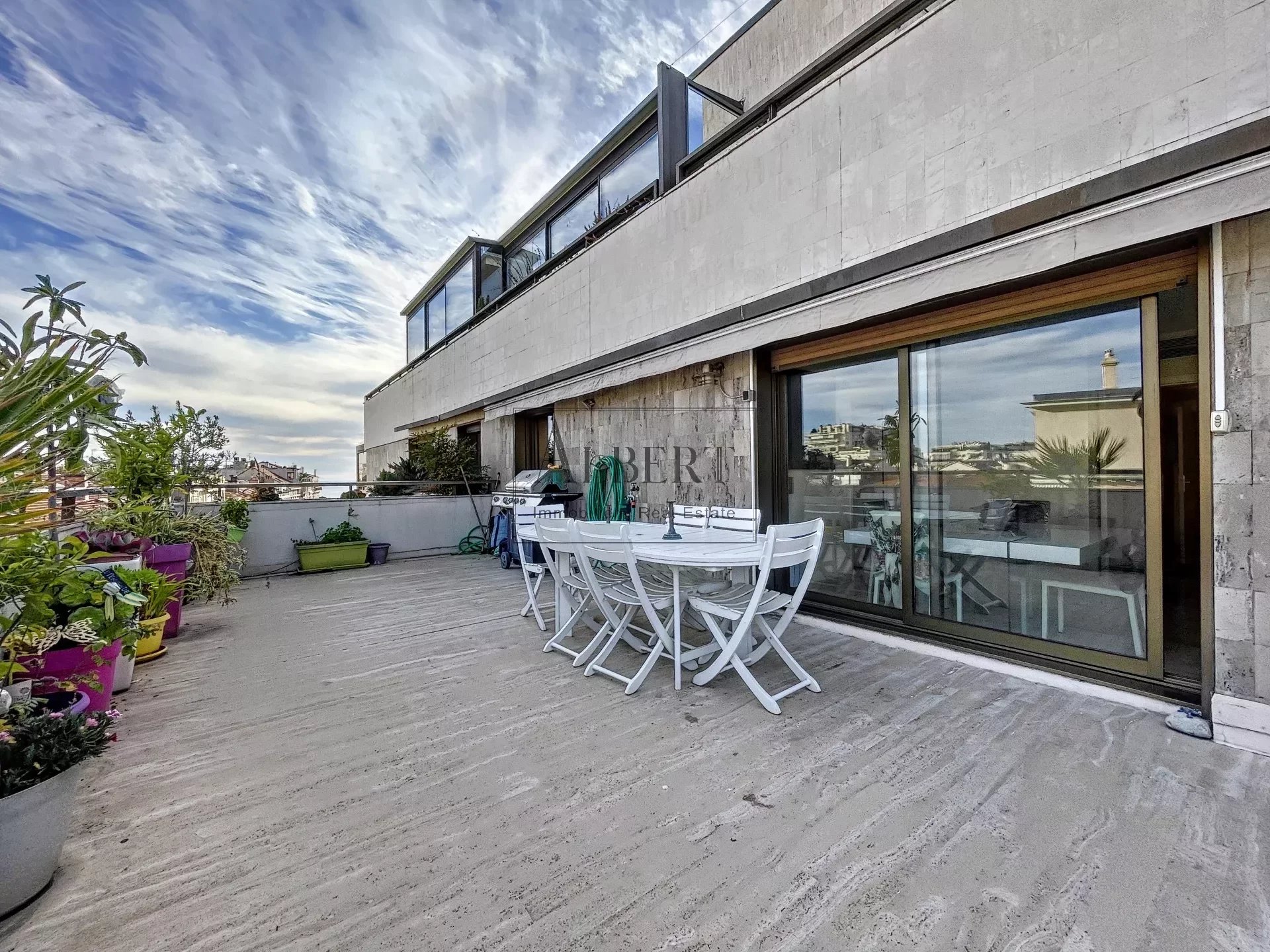 CANNES BANANE 150M FROM THE SEA PENTHOUSE