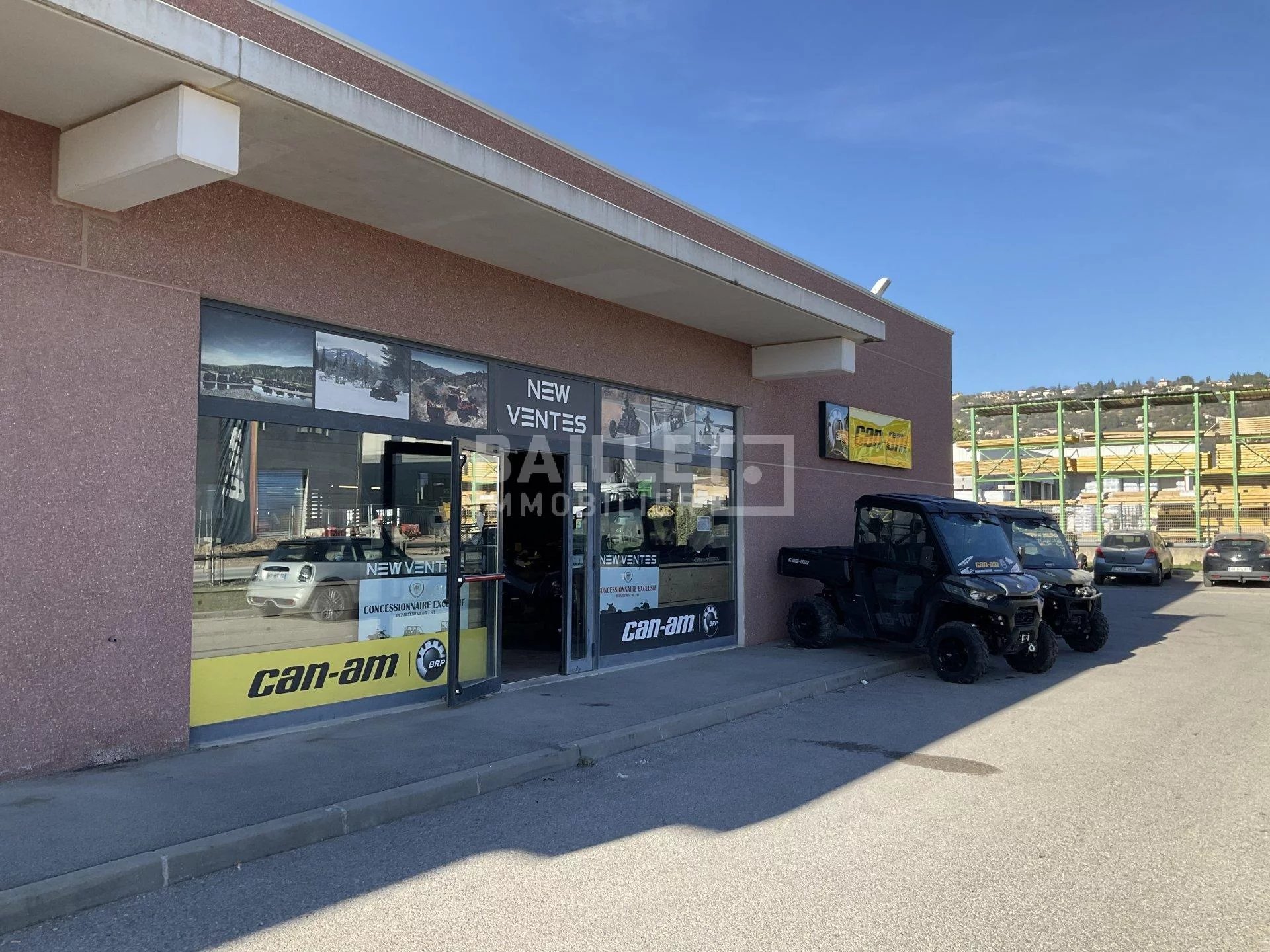 LOCAL COMMERCIAL DE 510 m² EN FACE DU NOUVEAU MAGASIN FRESH A MONTAUROUX