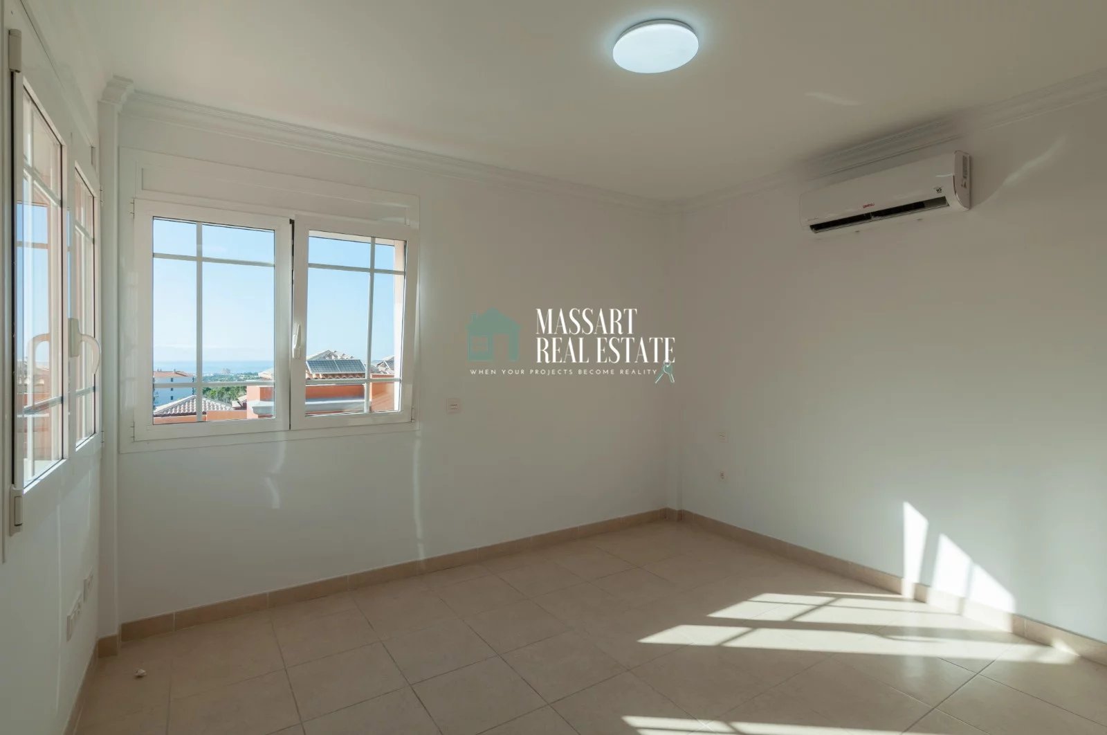 Detached villa distributed over three floors and located in the new residential area of Los Cristianos.