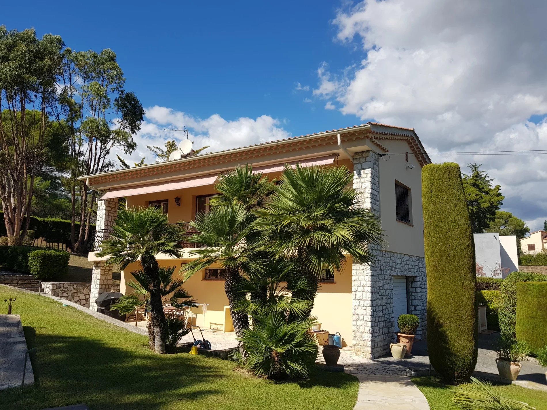 Lovely provencale villa in gated domain close to Mougins village