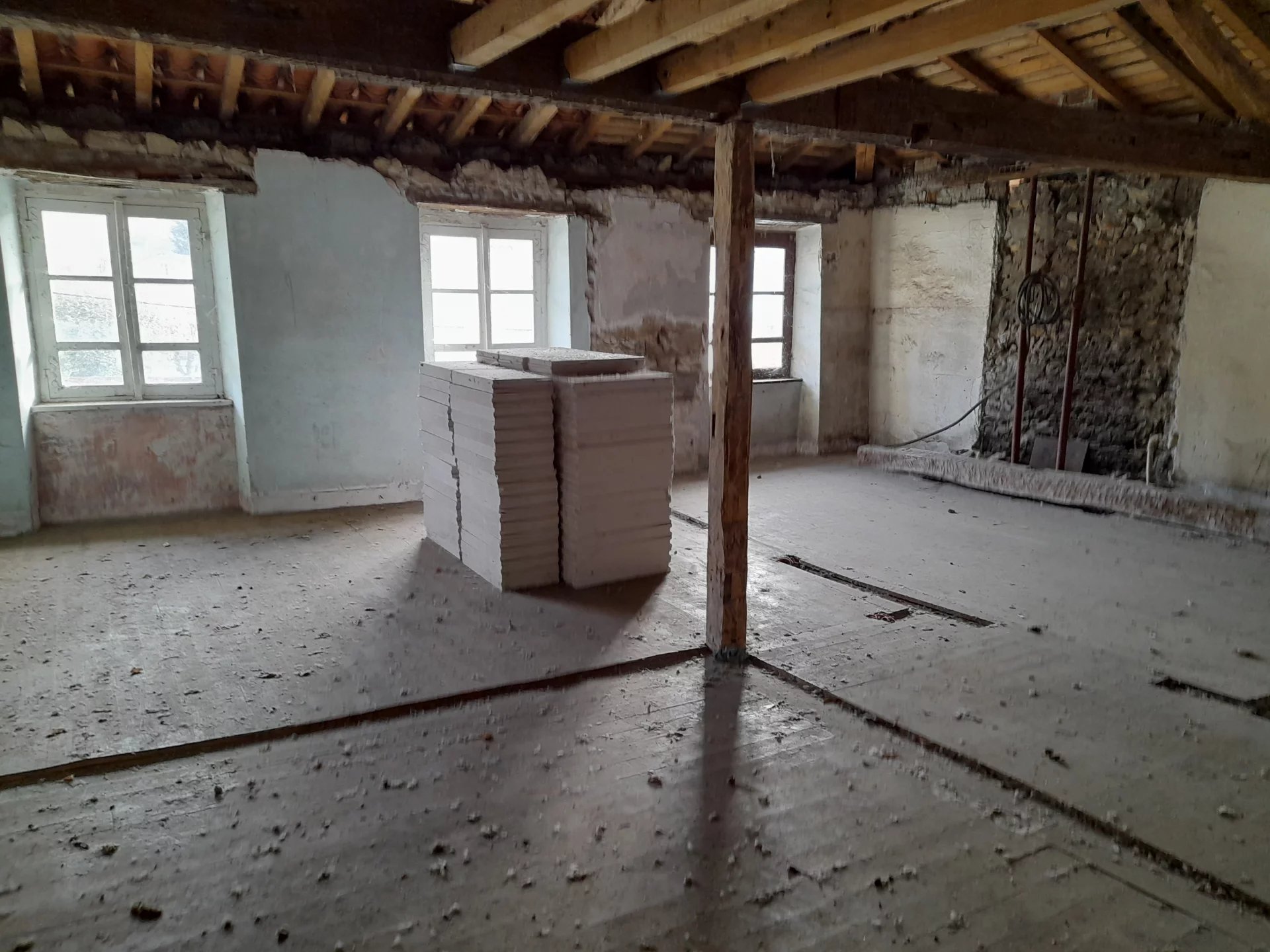Near Boussens, workshop of 76 m² and apartment of 50 m² to renovate