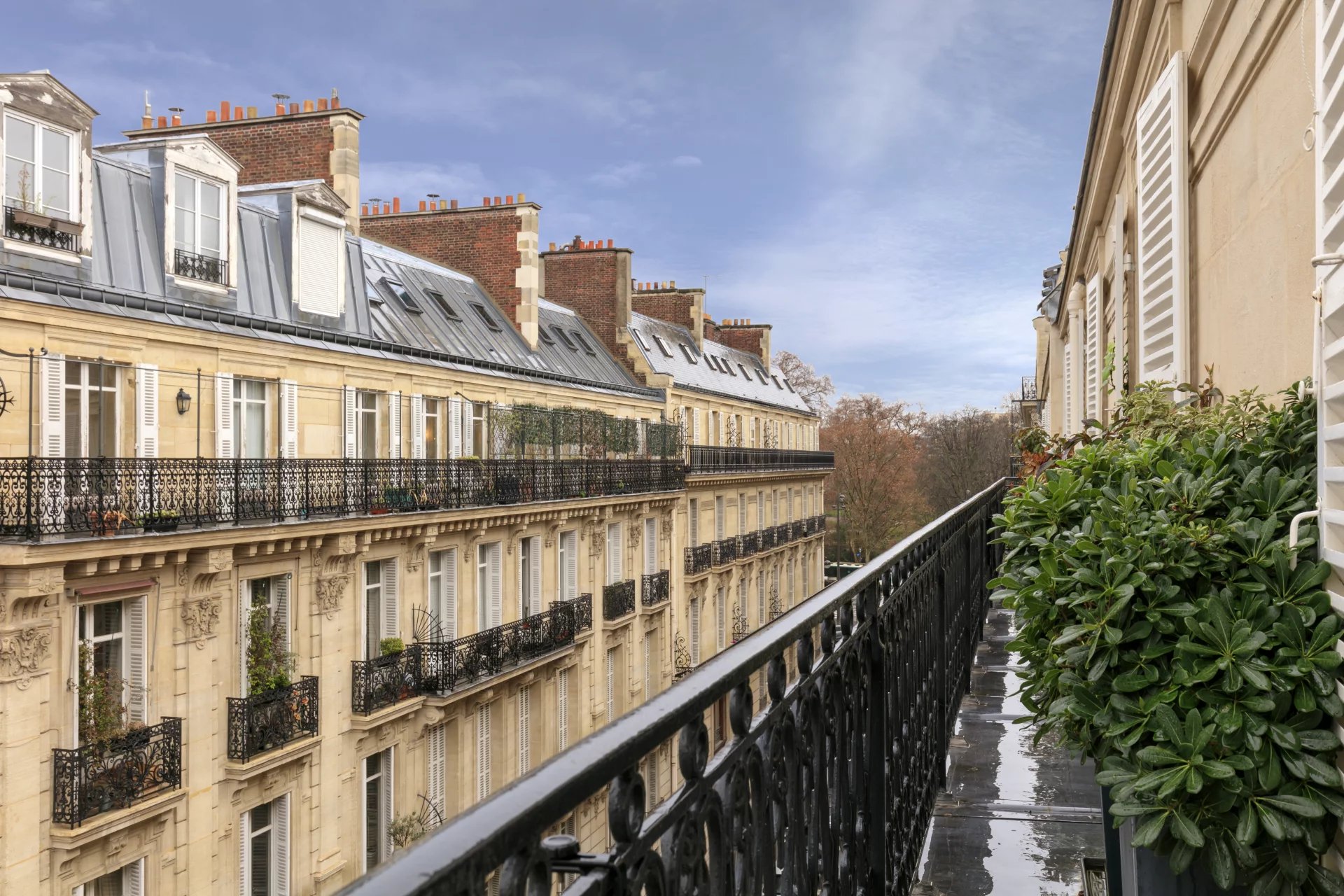 Paris 17ème - Parc Monceau / Logelbach - 352 m² en étage élevé avec balcon - Professions libérales possibles