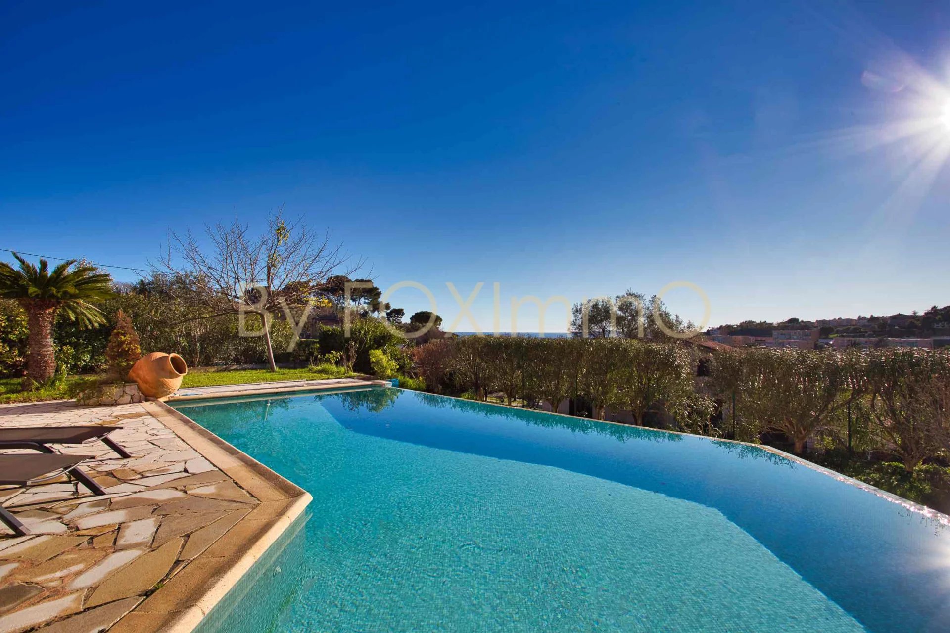 Magnificent renovated contemporary villa, Sea view & Cap d'Antibes, 5/6 bedrooms, Pool, Garage, Quiet