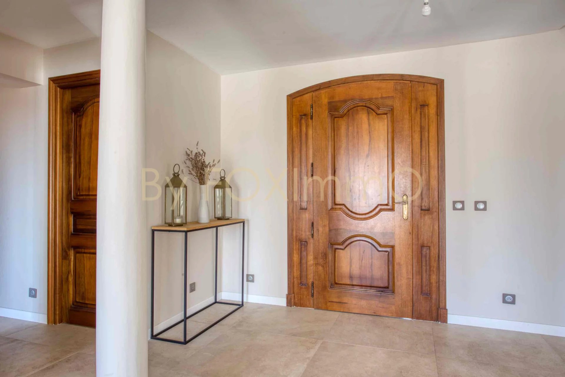 SOUS COMPROMIS ! Magnifique villa contemporaine rénovée, Vue Mer & Cap d’Antibes, 5/6 chambres, Piscine, Garage, Calme
