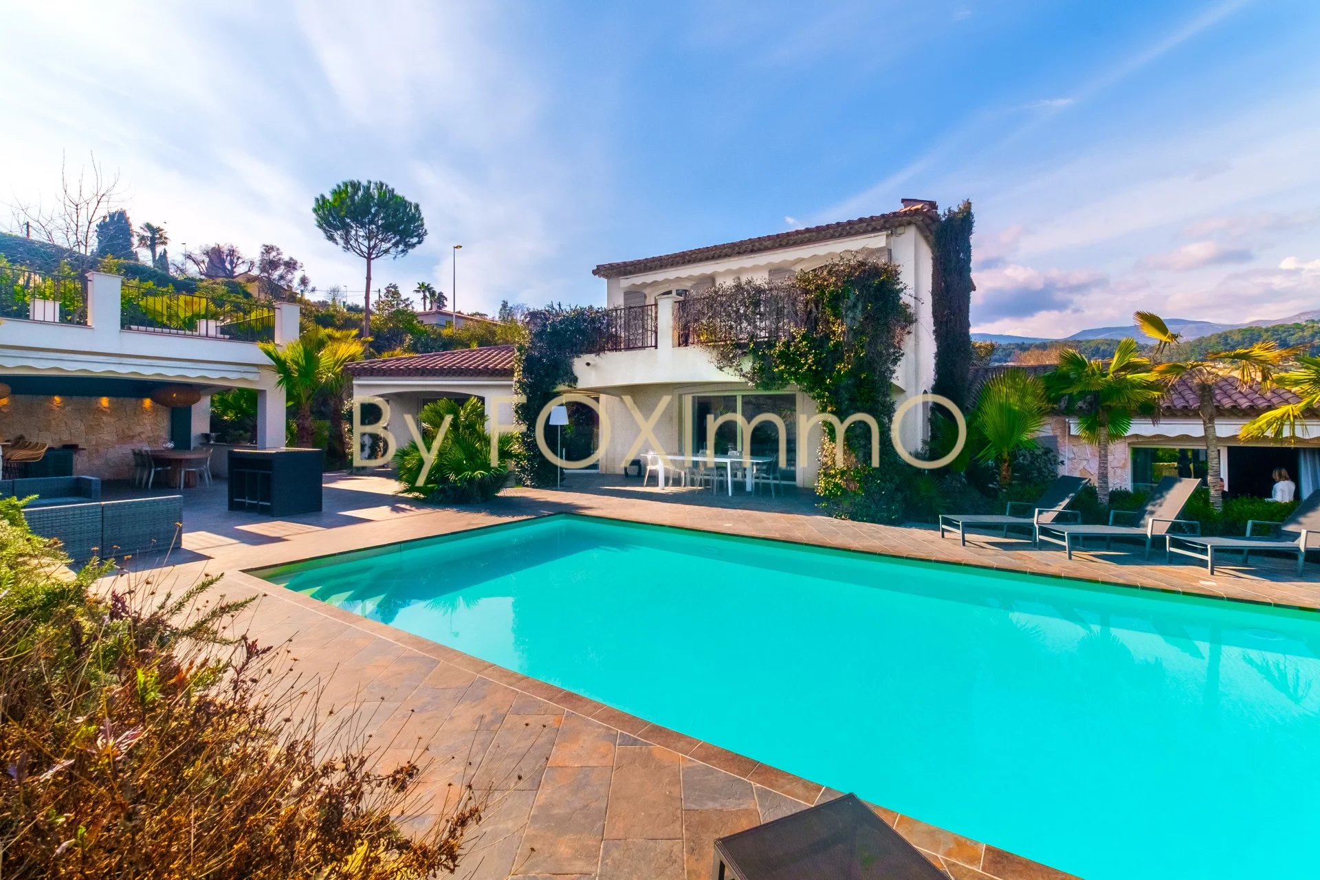 Sur la Côte d'Azur, magnifique villa 7 pièces néo provencale avec piscine et vue sur le village de Saint Paul de Vence