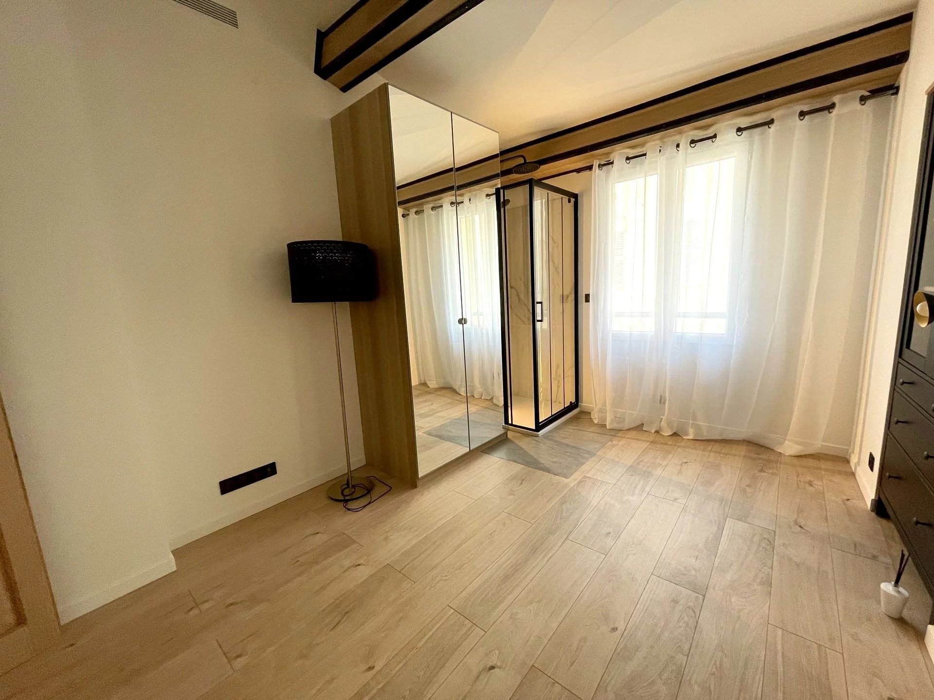 CANNES LOVELY apartment top floor 2 bedrooms for sale