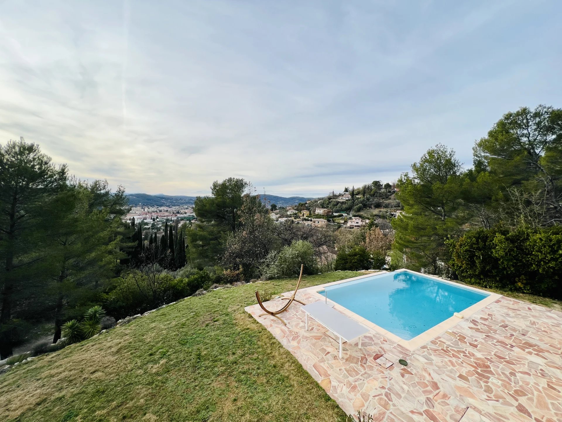 Vast villa benefiting from a panoramic view