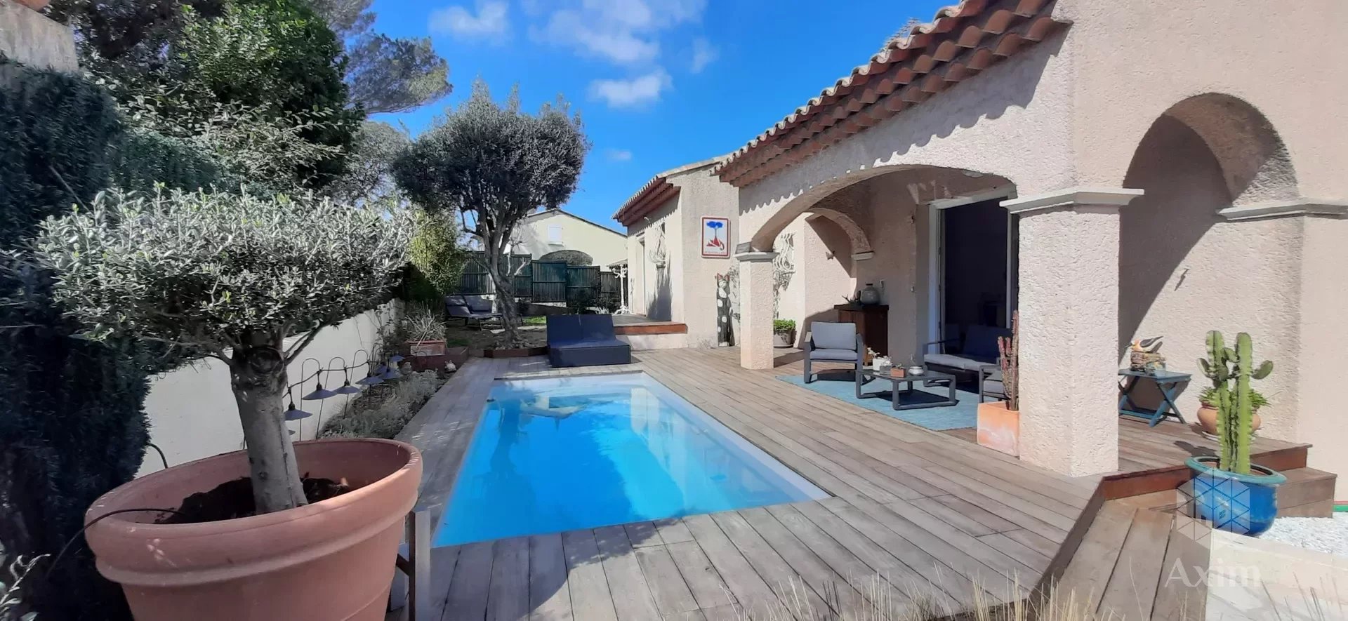 Villa 3/4 bedrooms with heated pool ideally located!