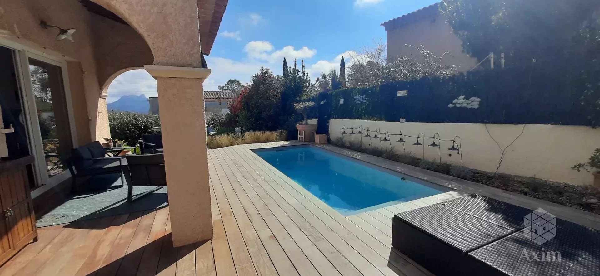 Villa 3/4 bedrooms with heated pool ideally located!