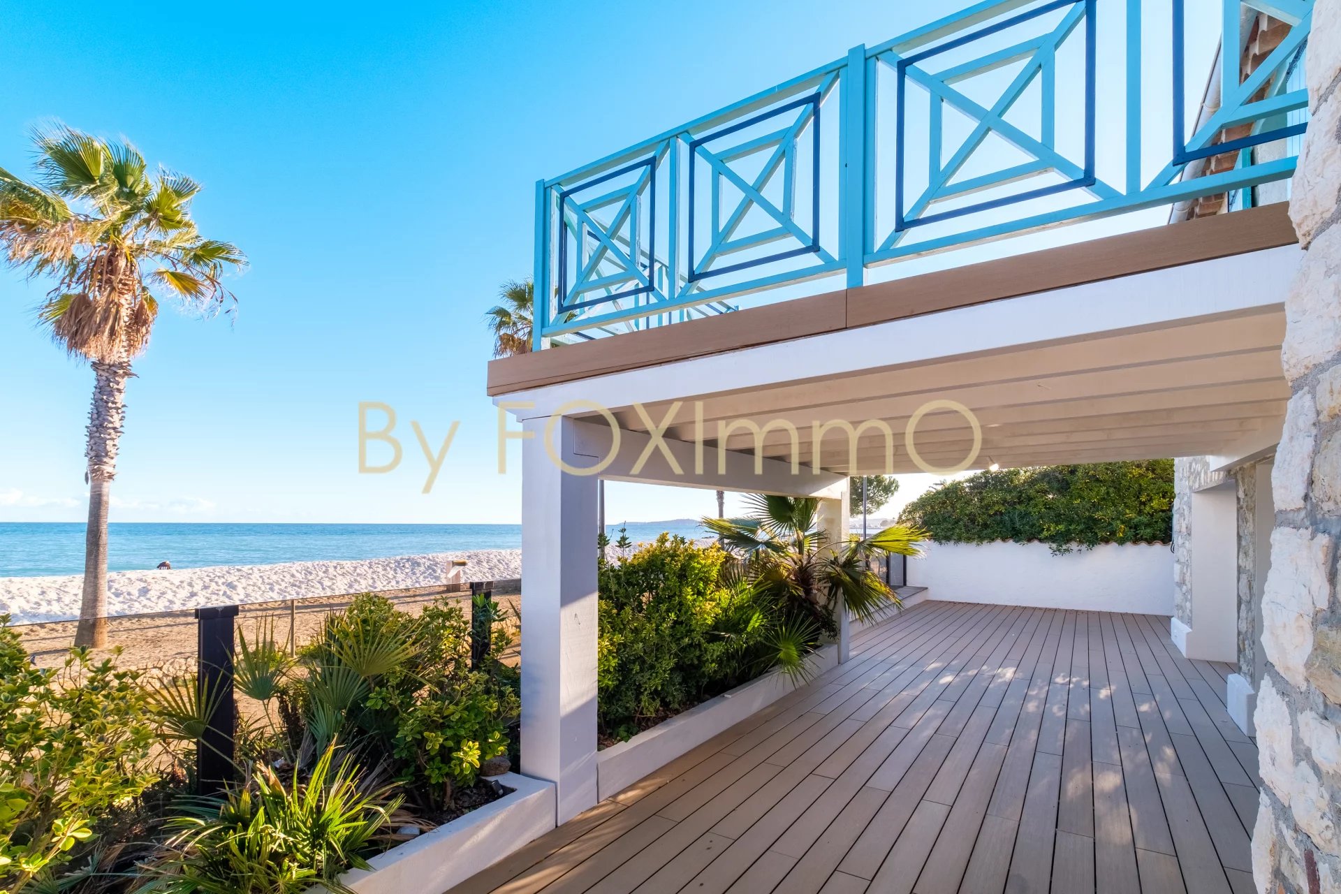Sur la Côte d'Azur, villa sur la plage, grande terrasse, Domaine sécurisé, parking,