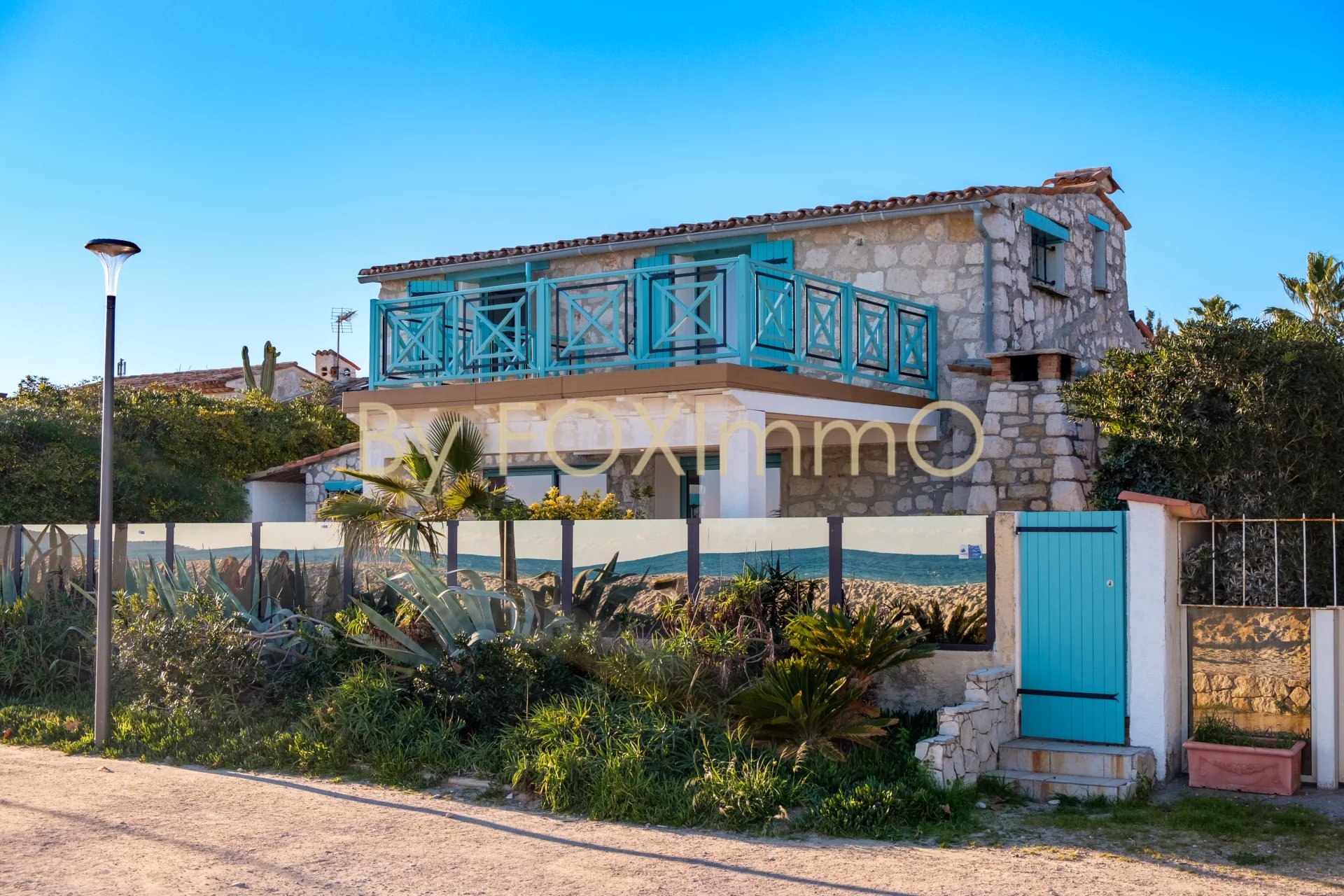 Sulla Costa Azzurra, a Villeneuve Loubet, questa villa di 6 vani, vista mare, affacciata sulla spiaggia