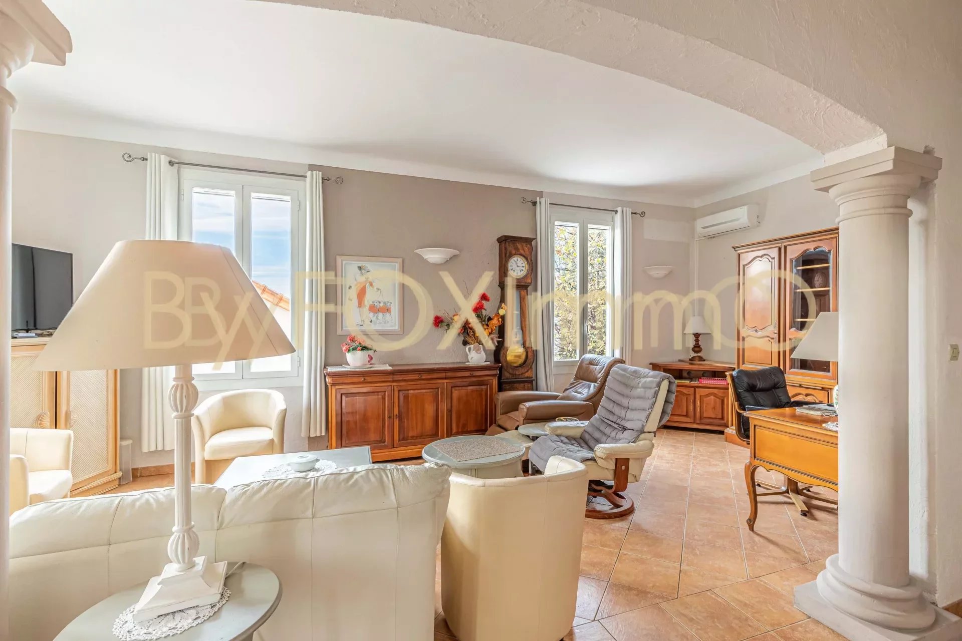 On the Côte d'Azur, near the city centre, charming house, absolute calm, garage, parking