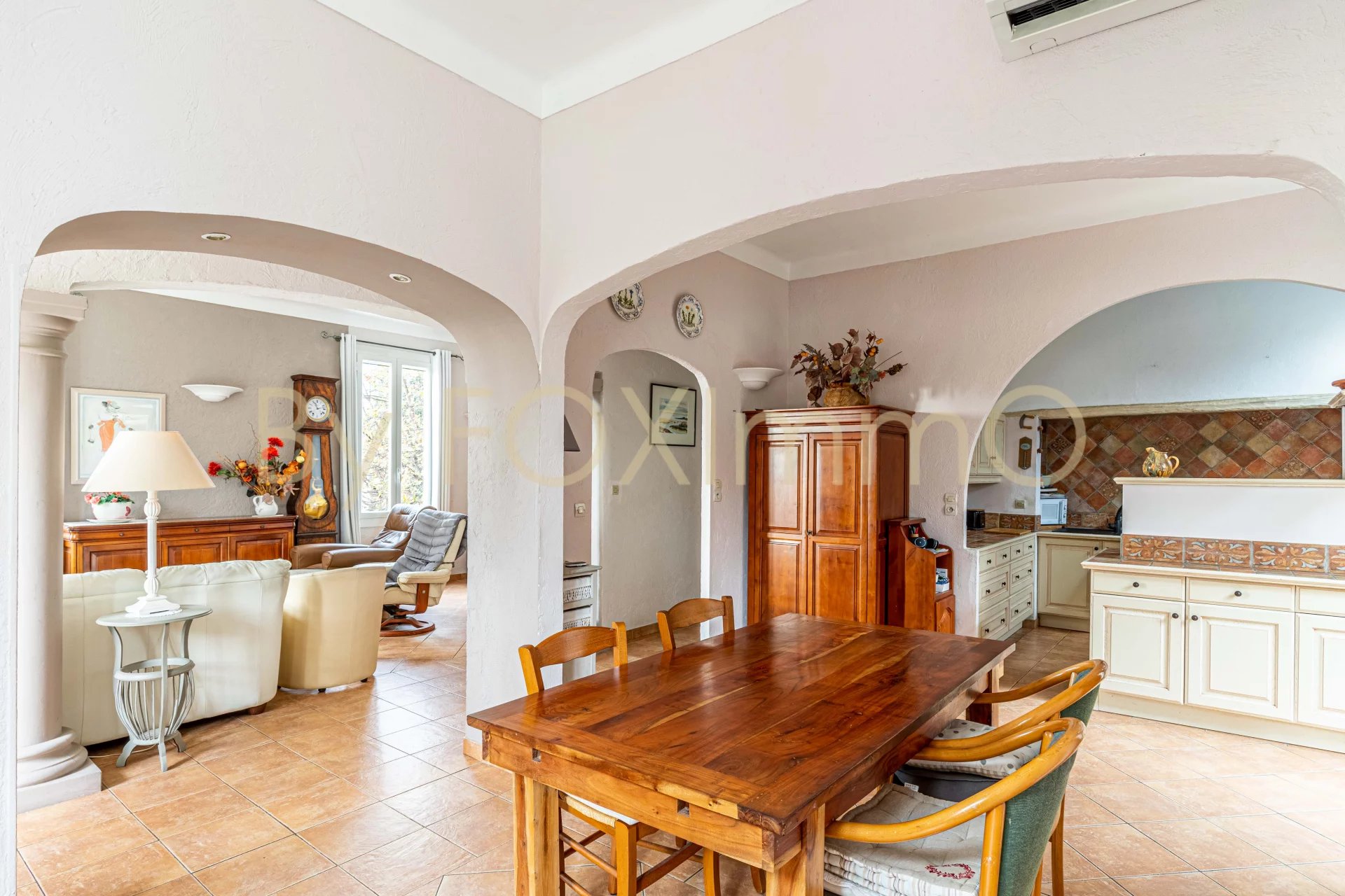 On the Côte d'Azur, near the city centre, charming house, absolute calm, garage, parking